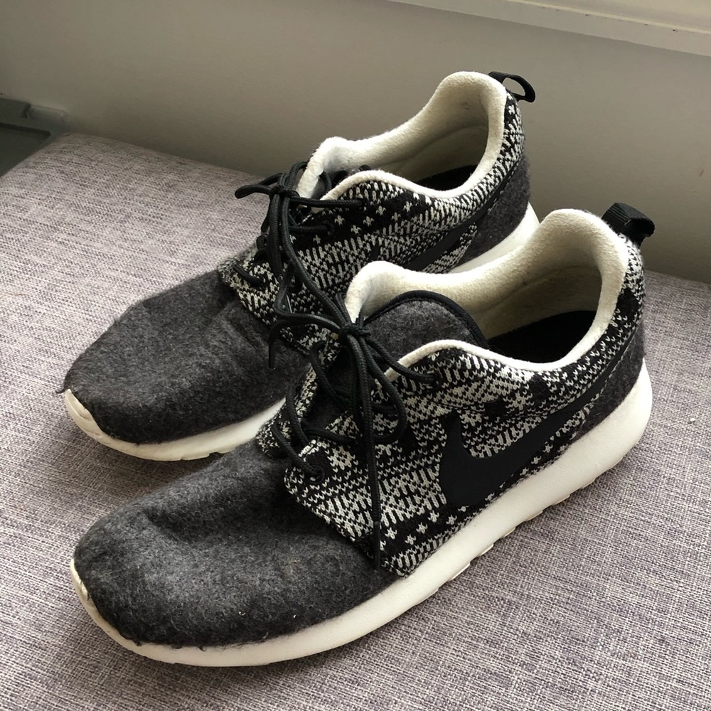 Nike Women’s Roshe One Winter - Size 9